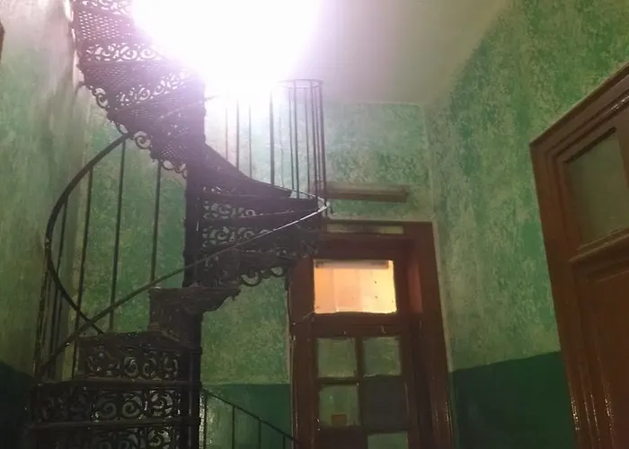 La Colonial Hostel *